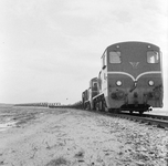 171039 Afbeelding van een goederentrein met stenen, getrokken door twee diesel-electrische locomotieven uit de serie ...